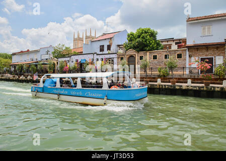 Kreuzfahrt-Schiff am Fluss Melaka, Malacca, Malaysia Stockfoto
