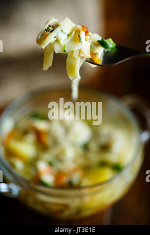 Suppe mit hausgemachten Nudeln und Frikadellen Stockfoto