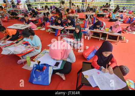 Mädchen zeichnen die Gestaltungsarbeit, Malacca, Malaysia Stockfoto