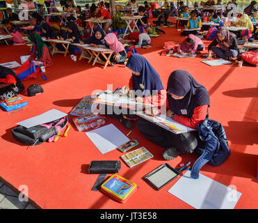 Mädchen zeichnen die Gestaltungsarbeit, Malacca, Malaysia Stockfoto