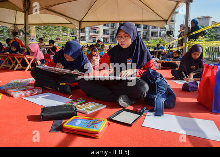 Mädchen zeichnen die Gestaltungsarbeit, Malacca, Malaysia Stockfoto