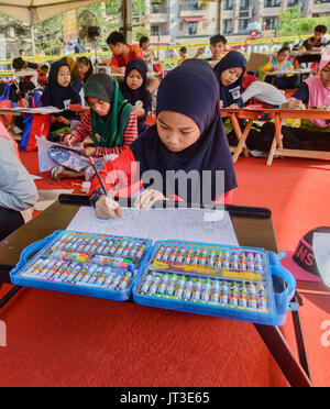 Mädchen zeichnen die Gestaltungsarbeit, Malacca, Malaysia Stockfoto