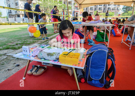 Mädchen zeichnen die Gestaltungsarbeit, Malacca, Malaysia Stockfoto