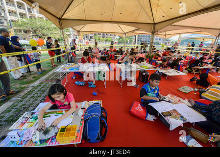 Mädchen zeichnen die Gestaltungsarbeit, Malacca, Malaysia Stockfoto