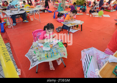 Mädchen zeichnen die Gestaltungsarbeit, Malacca, Malaysia Stockfoto