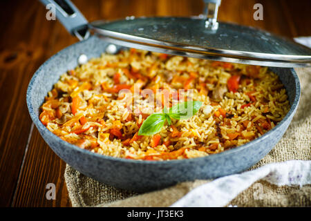 Pilav mit Rindfleisch, Möhren, Zwiebeln, Knoblauch, Pfeffer und Kreuzkümmel. Stockfoto