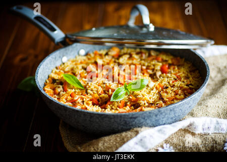 Pilav mit Rindfleisch, Möhren, Zwiebeln, Knoblauch, Pfeffer und Kreuzkümmel. Stockfoto