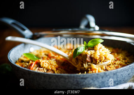 Pilav mit Rindfleisch, Möhren, Zwiebeln, Knoblauch, Pfeffer und Kreuzkümmel. Stockfoto