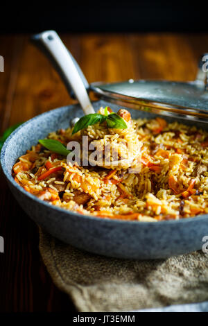 Pilav mit Rindfleisch, Möhren, Zwiebeln, Knoblauch, Pfeffer und Kreuzkümmel. Stockfoto