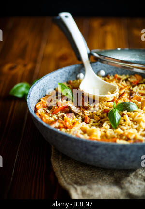 Pilav mit Rindfleisch, Möhren, Zwiebeln, Knoblauch, Pfeffer und Kreuzkümmel. Stockfoto