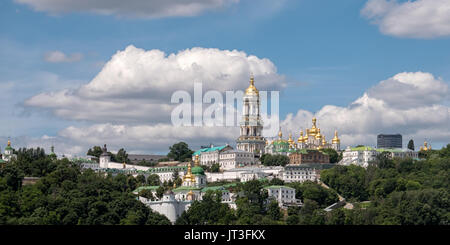 KIEW, UKRAINE - 12. JUNI 2016: Panoramablick auf den Kiewer Kloster Pechersk Lavra in Kiew, Ukraine Stockfoto