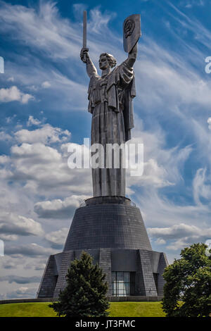 KIEW, UKRAINE - 12. MÄRZ 2016: Das Vaterlandsdenkmal, das der Sieg der Sowjetunion über das Nazi-Deutschland im Jahr WW2 darstellt Stockfoto