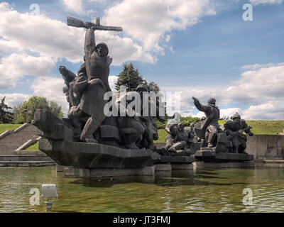 KIEW, UKRAINE - 12. JUNI 2016: Denkmal für den Zweiten Weltkrieg der Sowjetzeit Stockfoto