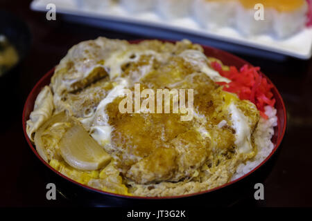 Japanisches Essen Katsudon mit Ingwer Stockfoto