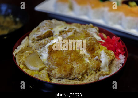 Japanisches Essen Katsudon mit Ingwer Stockfoto
