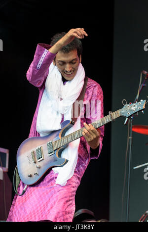 Omara" Bombino" Moctar durchführen an den WOMAD-Festival, Charlton Park, Malmesbury, Wiltshire, England, 30. Juli 2017 Stockfoto