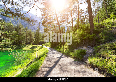 Pfad in der Nähe des Green Lake mit kristallklarem Wasser Stockfoto