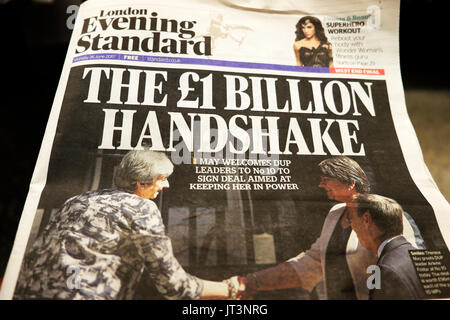 Evening Standard Zeitung Schlagzeile "Die £! Milliarden Handshake' 26. Juni 2017 Stockfoto