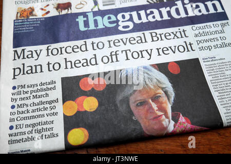 Guardian Überschrift 'May gezwungen Brexit Plan zum Kopf weg von Tory Revolte' 7. Dezember 2016, Stockfoto