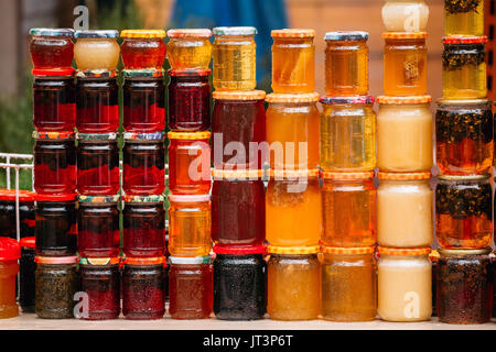 Verschiedene Gläser mit süßen lecker lecker Marmelade Stading In Reihen. Marmelade aus Walnüssen, Tannenzapfen, Walnüsse, Honig hergestellt. Gesunde Küche Stockfoto