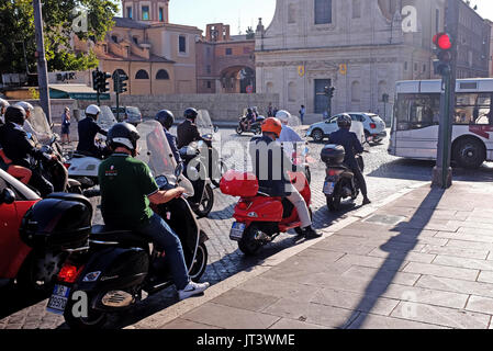 Rom, Italien, Juli 2017 - tägliche Fahrt auf Motorroller durch Arbeitnehmer in Rom Stockfoto