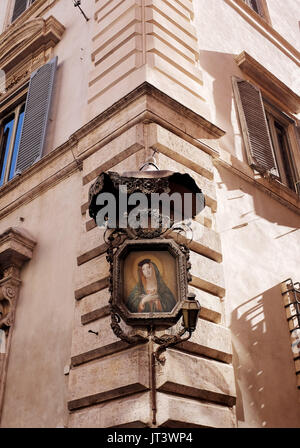 Rom, Italien, Juli 2017 - Typische Straße Ecke katholische religiöse Symbol Kunst Stockfoto