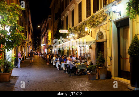Rom Italien - Essen gehen in einem der vielen Enge Gassen im Viertel Tridente Stockfoto