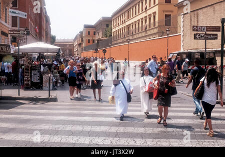 Rom, Italien, Juli 2017 - Touristen durch die Vatikanstadt Foto aufgenommen von Simon Dack Stockfoto