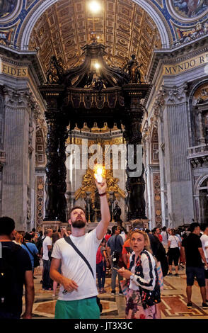 Rom, Italien, Juli 2017 - Touristen im Inneren der Basilika St. Peter in St. Peter's Square in der Vatikanstadt Foto aufgenommen von Simon Dack Stockfoto