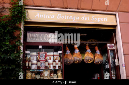 Rom, Italien, Juli 2017 - typisch urigen Shop im Centro Storico Bezirk verkauf Schinken Stockfoto