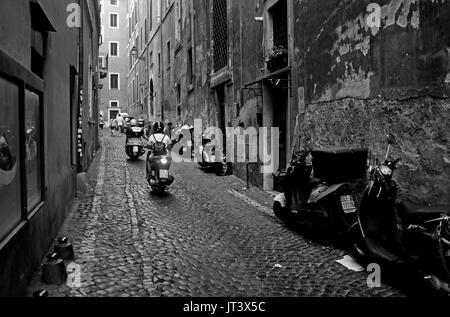 Rom, Italien, Juli 2017 - typische Gasse mit Roller im Centro Storico Bezirk Foto aufgenommen von Simon Dack Stockfoto