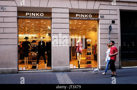 Rom Italien Europa - das Pink Fashion Store mit superdünnen weiblichen Schaufenstern im Tridente Viertel Stockfoto