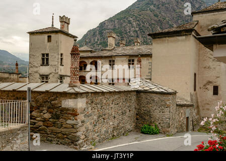 Ansicht von Westen der alten Burg, Schuß unter hellen bewölkter Himmel bei Issogne, Aostatal, Italien Stockfoto