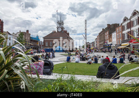 Menschenmassen auf der Straße warten, bis die Stockton Internationale Riverside Festival Parade zu beginnen. Stockton on Tees, England, Großbritannien Stockfoto