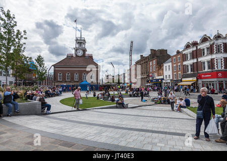 Menschenmassen auf der Straße warten, bis die Stockton Internationale Riverside Festival Parade zu beginnen. Stockton on Tees, England, Großbritannien Stockfoto