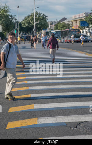Fußgänger über 3D-Zebrastreifen im Zentrum von Peking, China. 07-Aug-2017 Stockfoto