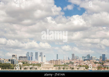 Dolmabahçe-Palast und die Küste von Besiktas, Istanbul, Türkei Stockfoto