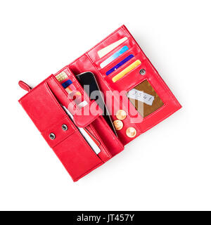 Geldbörse mit Kreditkarten, Smartphone und Pin-code auf Haftnotiz auf weißem Hintergrund öffnen. Buchse, rot, Handtasche. Objekt mit Freistellungspfad, flach Stockfoto