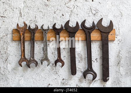 Vintage Tools auf dem Rack Stockfoto