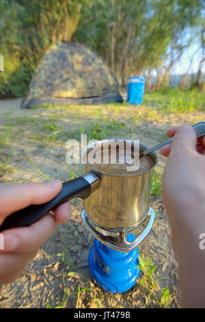 Kaffee am Lagerfeuer am Morgen Zeit Stockfoto