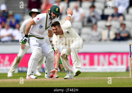 Englands James Anderson Felder einmal seine eigene Bowling tagsüber vier des vierten Investec Tests im Emirates Old Trafford, Manchester. PRESSEVERBAND Foto. Bild Datum: Montag, 7. August 2017. PA-Geschichte-CRICKET-England zu sehen. Bildnachweis sollte lauten: Anthony Devlin/PA Wire. Einschränkungen: Nur zur redaktionellen Verwendung. Keine kommerzielle Verwendung ohne vorherige schriftliche Zustimmung der EZB. Standbild-Gebrauch bestimmt. Keine bewegten Bilder zu emulieren ausgestrahlt. Kein entfernen oder Sponsorenlogos verdunkelt. Stockfoto