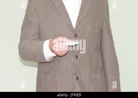 Business Training Konzept. Foto für Ihr Design. Mann hält eine plastische Karte in seiner Hand. Stockfoto