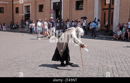 Rom, Italien, Juli 2017 - alte Dame auf dem Petersplatz im Vatikan Stadt betteln Stockfoto