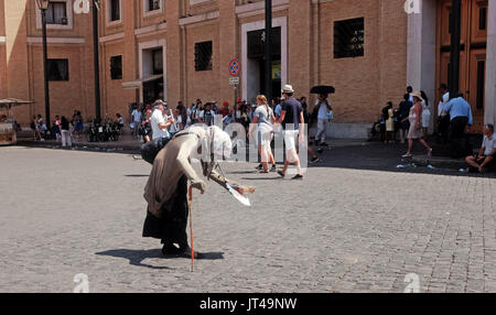 Rom, Italien, Juli 2017 - alte Dame auf dem Petersplatz im Vatikan Stadt betteln Stockfoto