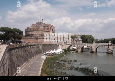 Rom, Italien, Juli 2017 - Castel Sant Angelo in der Nähe des Vatikan mit Blick auf den Tiber Stockfoto