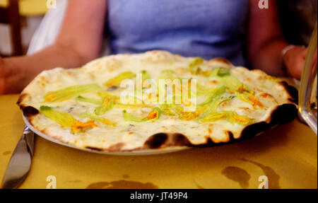 Rom, Italien, Juli 2017 - dünne Pizza mit Zucchini Blumen und Käse im Centro Storico Bezirk Stockfoto