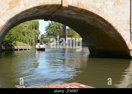 Punt Boote auf dem Fluss Cam in der Nähe der Clare College Brücke in Cambridge Cambridgeshire England gesehen Stockfoto