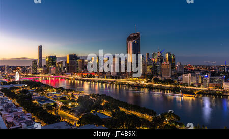 BRISBANE, Australien - 05. August 2017: Nacht Zeit areal Bild von Brisbane CBD und South Bank. Brisbane ist die Hauptstadt von Queensland und die drittgrösste Stadt Stockfoto