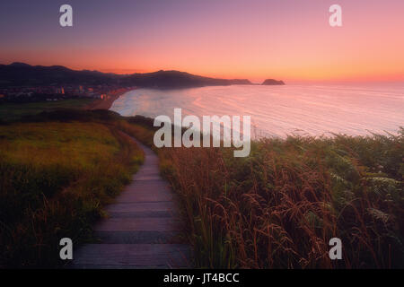 Zarautz Küste in Gipuzkoa am Sonnenuntergang Stockfoto