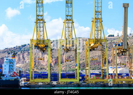 Fracht Betrieb an der Küste von Barcelona, Spanien Stockfoto